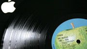 Streit über Markenrechte: Der angebissene Apfel der Apple Inc. (links) und der Granny Smith auf einer Beatles-LP.