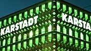 Karstadt-Krise: Der Karstadt in Magdeburg wird abends von außen beleuchtet.