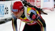 Biathlon: Der deutsche Biathlet Michael Greis kommt nach dem 10 Kilometer-Sprint erschöpft im Ziel an.