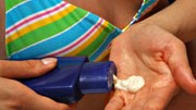 Was schützt wie?: Creme auf unserer Haut: 25 Substanzen als chemische UV-Filter zugelassen.