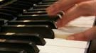 Täuschend echte Klanggebäude: Klavier-Spielereien: Was hier noch Finger übernehmen, kann mittlerweile auch der Computer.