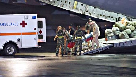 US-Militärhospital in Landstuhl: Seine Einheit wurde in Afghanistan mit Raketen beschossen, jetzt landet der verletzte US-Soldat einer Spezialeinheit auf dem Militärflughafen in Ramstein und wird von dort zum nahen Krankenhaus in Landstuhl gebracht.