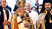 Papst Johannes Paul II. mit Würdenträgern