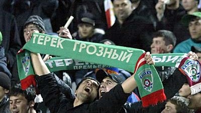 Fußball in Russland: Fans von Terek beim ersten Heimspiel in Grosny im März 2008.