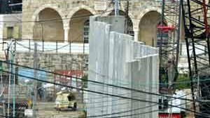 Jerusalem: Israelische Bauarbeiter errichten den acht Meter hohen Sperrwall in der Schajah-Straße.