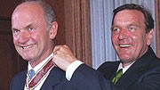 Ferdinand Piëch und die Leidenschaft für Macht und Motoren: Der Mächtige: Ferdinand Piëch mit Gerhard Schröder bei der Verleihung der niedersächsischen Landesmedaille 1997.