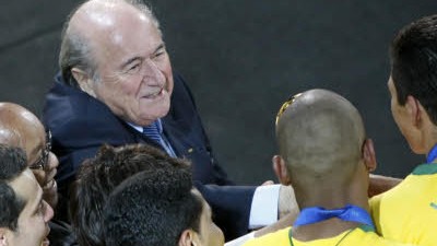 Confed-Cup: Bilanz: Ein Held am Kap: Fifa-Präsident Joseph Blatter, hier bei der Pokal-Übergabe an Brasilien.