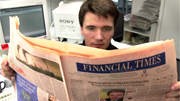 FTD: Ein Mann liest die erste Ausgabe der Financial Times Deutschland am 21. Februar 2000.
