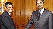 Indien / Pakistan: Der pakistanische Diplomat Jalil Abbas Jilani (rechts), schüttelt dem indischen Minister Arun Singh vor den Gesprächen in Islamabad die Hand. (Foto: dpa)