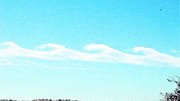 Guck-in-die-Luft-Club: Was aussieht wie ein Tribal-Tattoo ist die Wolke des Monats August: Die Kelvin-Helmholtz-Wellenwolke.