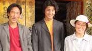Tibet: Achu und ihre beiden Ehemänner Achun (links) und Yixinimai vor dem gemeinsamen Haus in Rongchalong.