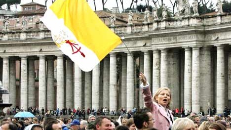 Das stumme Leiden des Papstes: Gläubige warten in Rom vergeblich auf den Auftritt des Papstes.