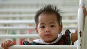 ·: Ein kleines, thailändisches Mädchen wartet in Bangkok auf Adoptiveltern