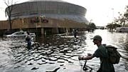 New Orleans: Katastropale Lage vor dem Louisiana Superdome.