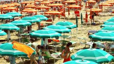 Rimini: "Teutonengrill" wie man ihn kennt: Der Strand bei Rimini, fünf mal 2,60 Meter pro Familie. Doch dass Rimini nur Strandleben bedeutet soll nun Vergangeheit sein.