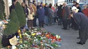 Mordfall Moshammer aufgeklärt: Kerzen und Blumen, Trauer und ein bisschen Schaulust: Münchner Bürger vor dem Modegeschäft von Rudolph Moshammer.