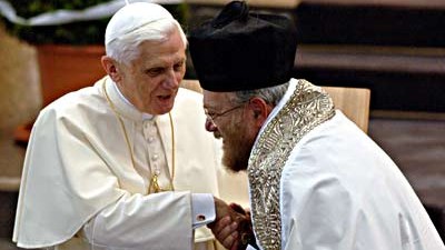 Papst Benedikt XVI. verabschiedet sich in der Kölner Synagoge von Kantor Chaim Adler