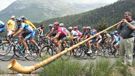 Tour de France: Leichte Musik zum schweren Anstieg: Ein Alphornbläser begleitet Ullrich (rosa, vorne) und Armstrong (gelbes Trikot).