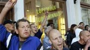Gewalt gegen Homosexuelle: Rechtsradikale Demonstranten werfen Eier auf die Teilnehmer der "Gay Parade" in Estlands Hauptstadt Tallinn.