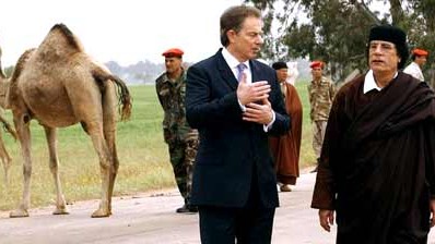 Blair und Gaddafi: Gespräche in der Wüste: Tony Blair verhandelt mit Muammar el Gaddafi.