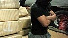 Massaker in Mexiko: Erfolge sind eher selten: ein mexikanischer Polizist mit sichergestelltem Marihuana