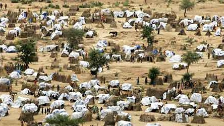 Sudan: In Hilfscamps wie diesem nahe des Dorfes Seleah in der Provinz Darfur warten zigtausende Flüchtlinge auf Hilfe.