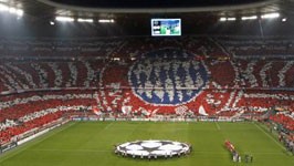 Fußball: Debatte um Fangewalt: Auch das gehört zur Ultra-Kultur: Beeindruckende Choreographien, wie vor dem Heimspiel gegen Lyon. Diese Aktion kostete die Anhänger 12.000 Euro.