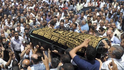 Nach Mord an Ägypterin in Dresden: Tausende Ägypter begleiteten in Alexandria den Sarg der 32-jährigen Frau, die im Gericht in Dresden erstochen wurde.