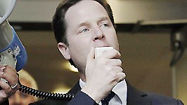 Politik kompakt: Nick Clegg bei einer Wahlparty am vergangenen Freitag. Der Vorsitzende der britischen Liberaldemokraten geriert sich nun als Königsmacher sowohl für die Konservativen als auch für Labour.