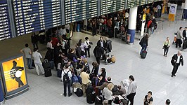 Passagiere am Flughafen München; ddp