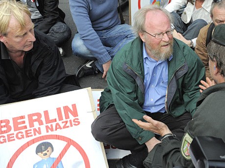 Wolfgang Thierse, Sitzblockade gegen Neonazis, AP