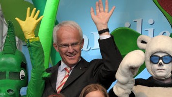 Wahl in NRW: Der CDU-Politiker Jürgen Rüttgers ist Ministerpräsident in NRW und will das auch bleiben - beim Familienfest der CDU lässt er sich mit Figuren des Musicals "Tabaluga" und Kindern fotografieren.