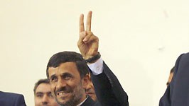 Irans Bluff im Nuklearstreit: In Jubelpose: Der Brasiliens Präsident Luiz Inácio Lula da Silva (links),  der türkische Premier Recep Tayyip Erdogan (rechts) und der  iranischen Präsidenten Mahmud Ahmadinedschad.