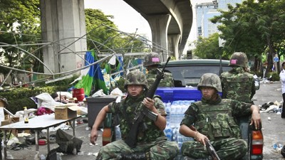 Krise in Thailand: Soldaten des thailändischen Militärs fahren durch ein ehemals von den "Rothemden" besetztes Geschäftsviertel Bangkoks.