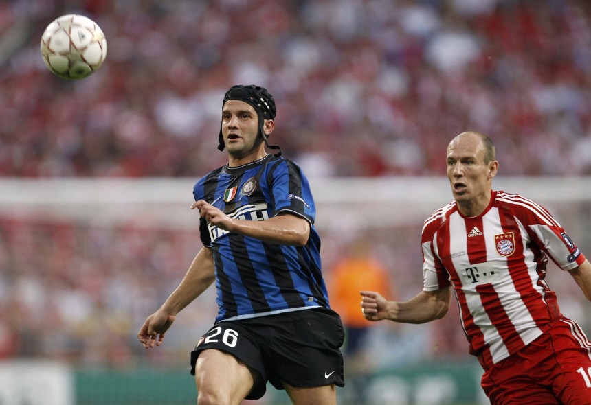 Bayern Munich's Robben and Inter Milan's Chivu try to reach the ball during their Champions League final soccer match in Madrid