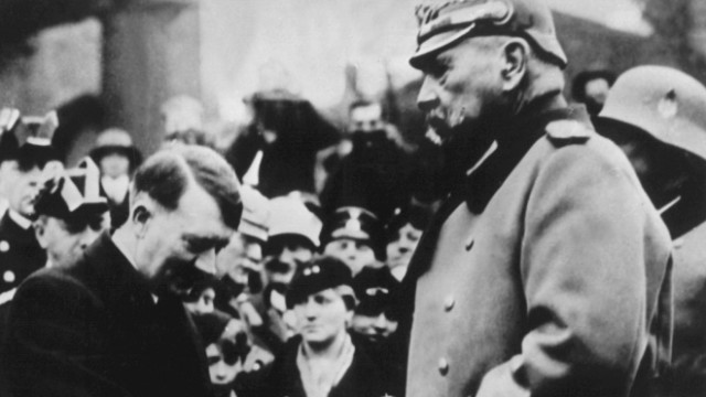 Als Abbild sogar auf der Schuhwichse: Reichspräsident Paul von Hindenburg (rechts), hier mit Adolf Hitler am 21. März 1933, dem "Tag von Potsdam".