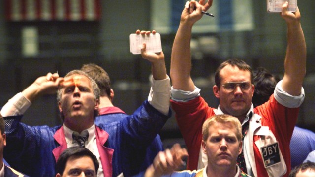 TRADERS SIGNAL TRADES IN THE DOW INDEX PIT AT THE CBOT