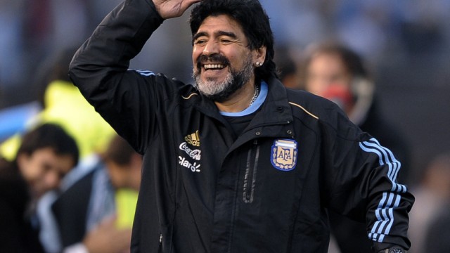 WM 2010: Argentinien: Gut gelaunt: Diego Maradona beim 5:0 seiner Argentinier gegen Kanada.