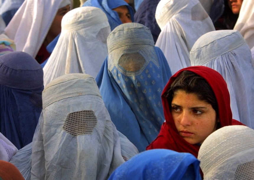 Afghanische Frauen mit und ohne Burka, 2002