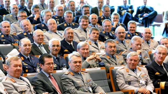 Guttenberg besucht Führungsakademie der Bundeswehr