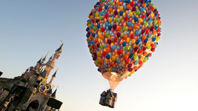 Finanzen kompakt: Ein Heißluftballon über dem Disneyland in Paris. Wegen Verdachts auf Insiderhandel hat das FBI eine Sekretärin der Disney-Kommunikationschefin Zenia Mucha verhaftet.