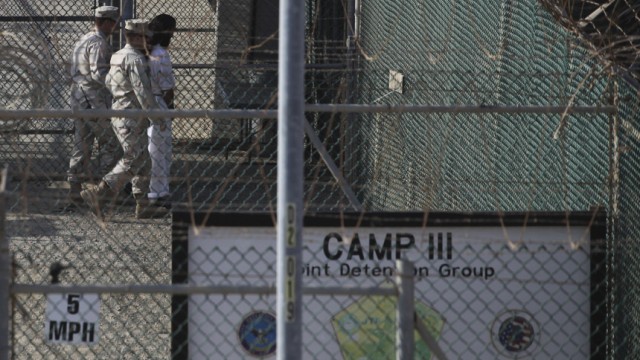 Deutschland und Guantanamo: Begleitet von Wächtern: Ein Häftling in Guantanamo.