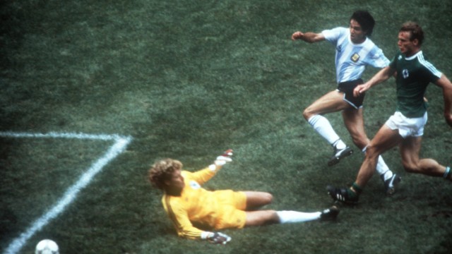 Fußball-WM 1986 in Mexiko: Finale Deutschland - Argentinien Briegel Schumacher