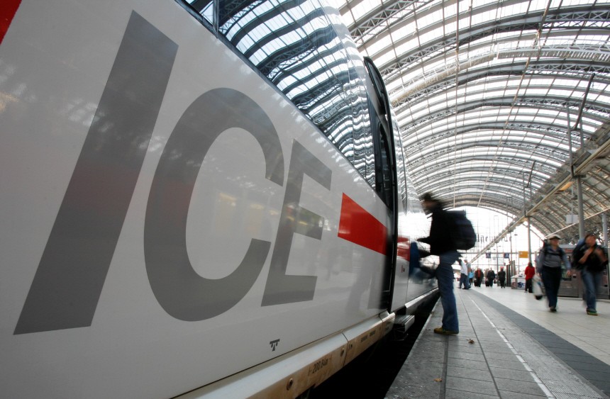 Ein ICE wartet am Bahnsteig - auf zu viele Fahrgäste.