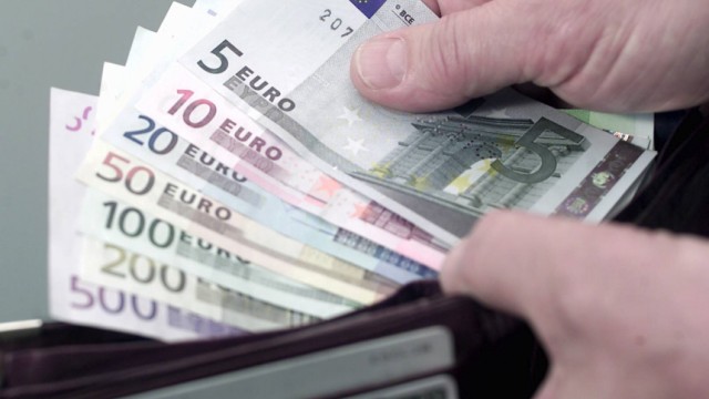 Geldbeutel mit Euro-Scheinen, 2001