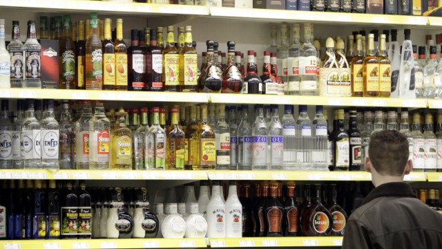 Pantscherei: Alkoholregal im Supermarkt: In Produkten der Firma Bärenkrone wurde Methanol entdeckt.