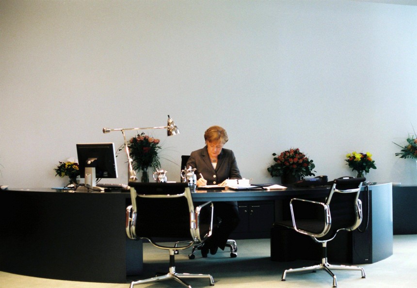Bundeskanzlerin  Merkel am Schreibtisch