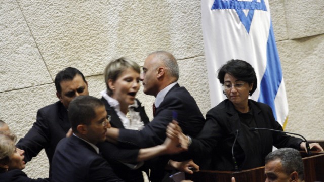 Knesset-Abgeordnete Soabi: Hanin Soabi (rechts) wird während ihrer Knesset-Rede attackiert - bis zum Ende der Sitzung wurden 14 Abgeordnete des Saales verwiesen.