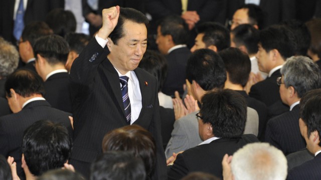 Politik kompakt: Japans neugewählter Ministerpräsident Naoto Kan zeigt die Siegerfaust. Bei der Abstimmung im Unterhaus bekam er 313 der 477 gültigen Stimmen.