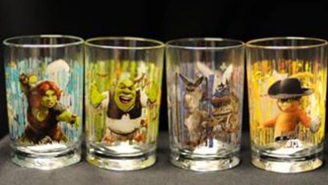 Wirtschaft kompakt: Achtung Schwermetall: Die Gläser mit den vier "Shrek"-Motiven. Die Aufdrucke sollen die krebserregende Substanz Cadmium enthalten.